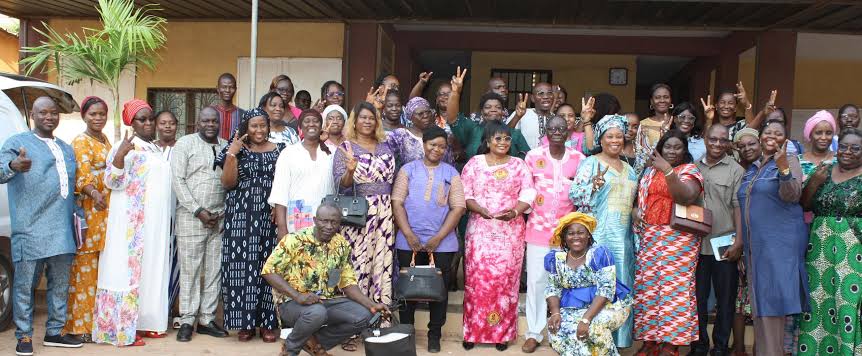 Femmes et hommes réunis pour une photo de groupe